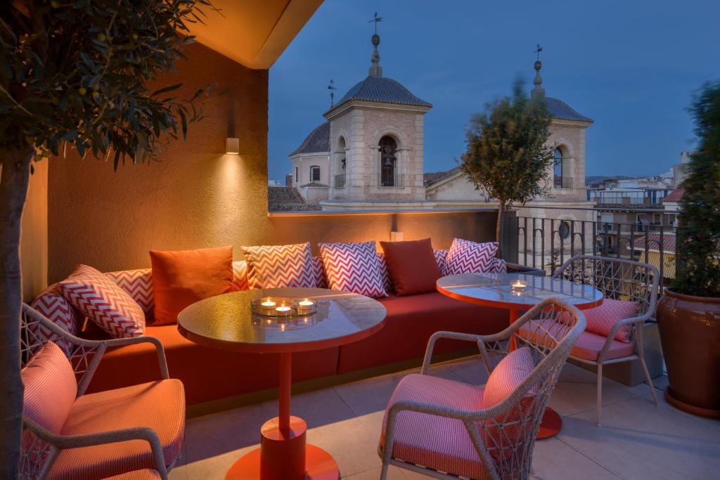 Tarasa hotelu Palacio San Juan wieczorem