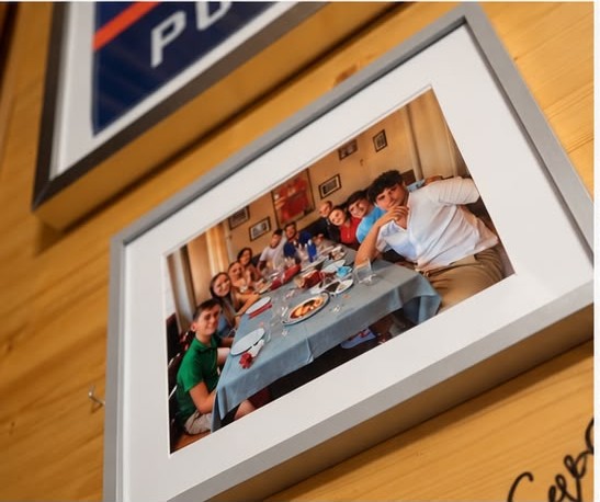 Wspólne wspomnienie w ramie na ścianie restauracji